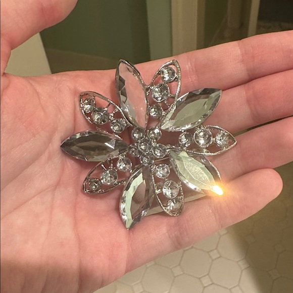 Silver Flower Star Brooch with Gemstones - Picture 3 of 5